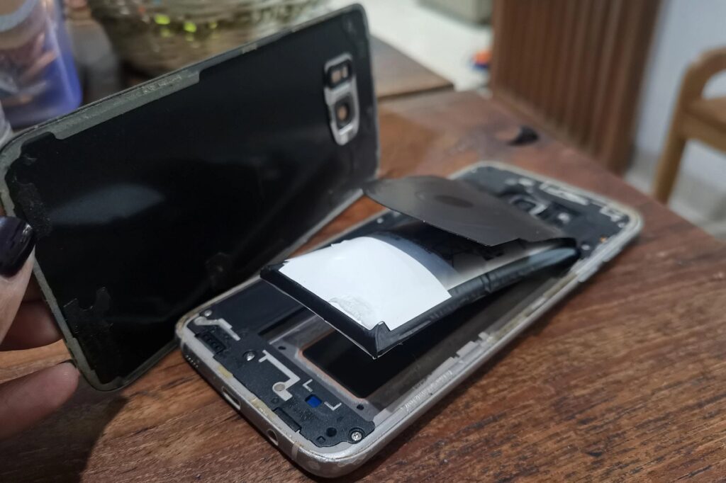 why lithium ion battery swell